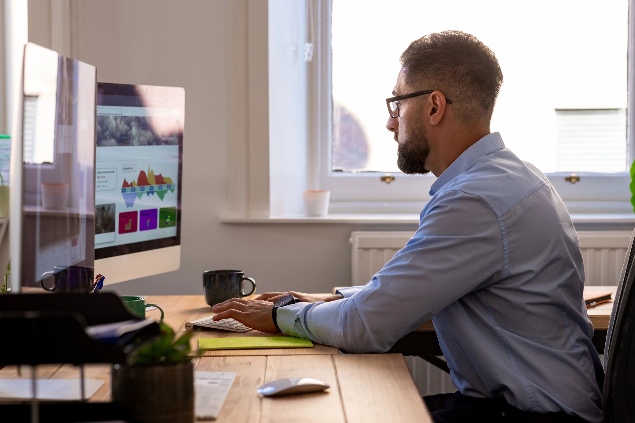 IT professional focused on monitoring and support work at a desk